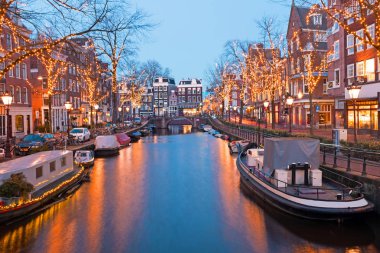 Hollanda'nın Amsterdam Noel zamanda dusk