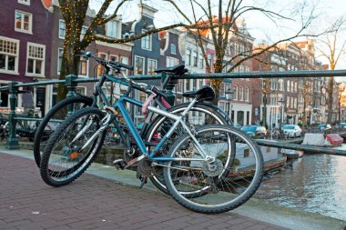 Eski motosiklet Hollanda'nın Amsterdam bir köprü