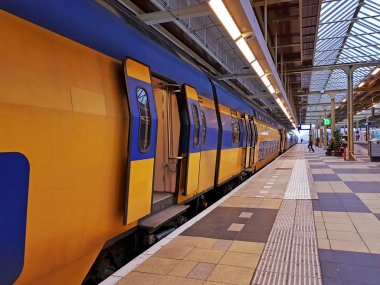 Amstel istasyonu Amsterdam Hollanda çıkış yapan tren