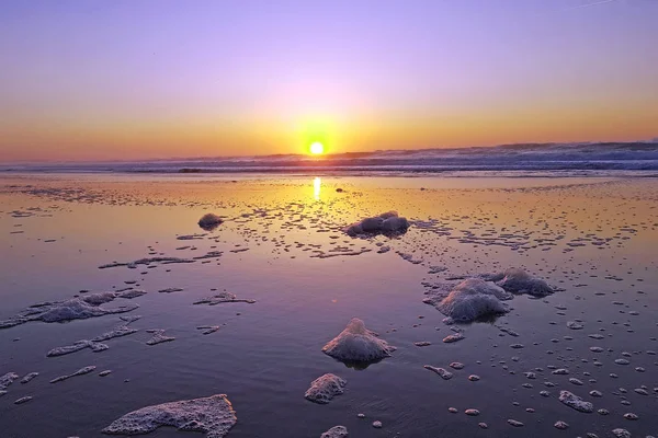 Gün batımında sahilde köpük — Stok fotoğraf