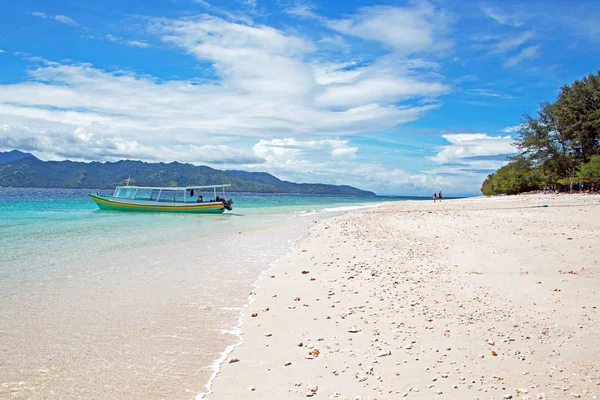 Traditional boats on the beach at Gili Meno in Indonesia — Stock Photo, Image