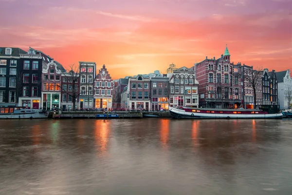 Amsterdam am Fluss amstel bei Sonnenuntergang in den Niederlanden — Stockfoto