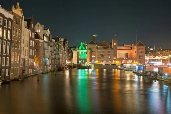 Ciudad escénica de Amsterdam en Navidad en los Países Bajos en ni — Foto de Stock