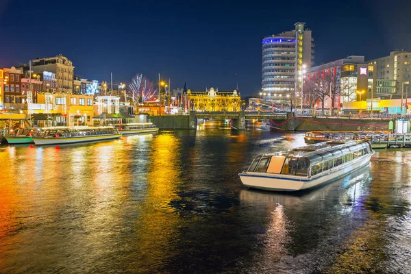 Stadtbild von Amsterdam zu Weihnachten in den Niederlanden bei ni — Stockfoto