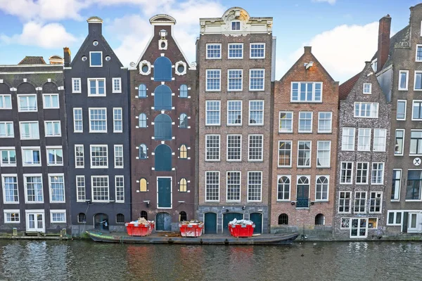 Case tradizionali olandesi lungo i canali di Amsterdam — Foto Stock