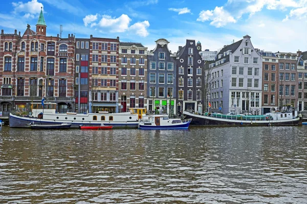 Amsterdã casas ao longo do Amstel em Amsterdã Holanda — Fotografia de Stock