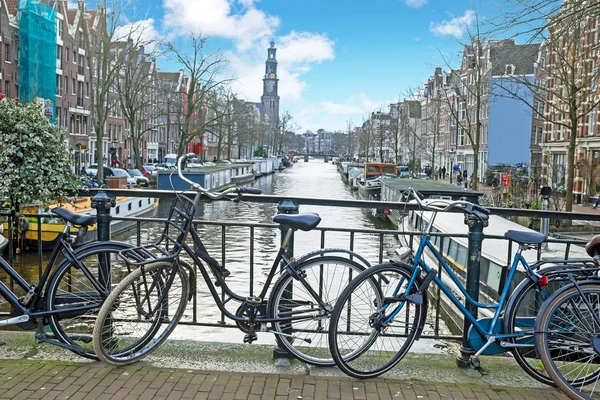 Ciudad escénica de Amsterdam con la Iglesia del Oeste en los Países Bajos —  Fotos de Stock