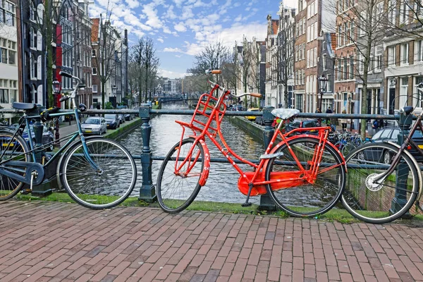 在荷兰阿姆斯特丹桥上的自行车 — 图库照片