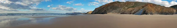 Panorama z odlehlé pláži v praia Vale Figueiras v Portugalsku — Stock fotografie