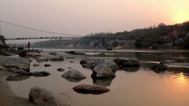 인도에서 일몰에 Laxmanjhula에 Ganga — 비디오