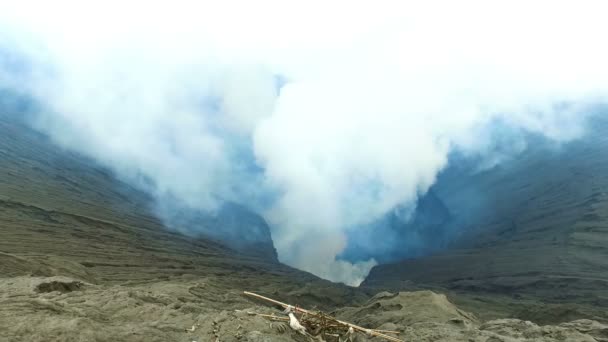 インドネシア ジャワのブロモ火山の火口からの端の — ストック動画