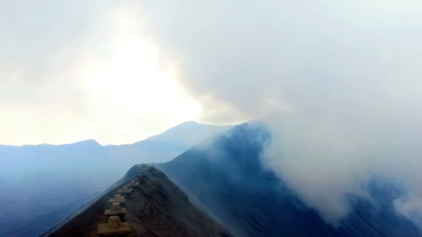 Στην Άκρη Από Τον Κρατήρα Από Ηφαίστειο Βρωμο Java Ινδονησία — Αρχείο Βίντεο
