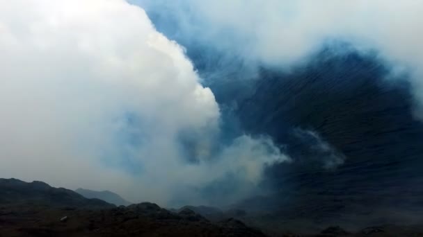 インドネシア ジャワのブロモ火山の火口からの端の — ストック動画