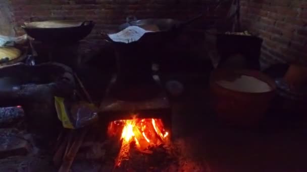 Verwarming Deeg Een Vuurtje Spaghetti Een Ouderwetse Manier Java Indonesië — Stockvideo