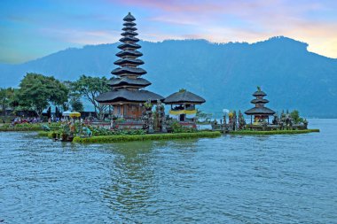 Gün batımında Bali Endonezya Ulun Tuna tapınağı Beratan Gölü