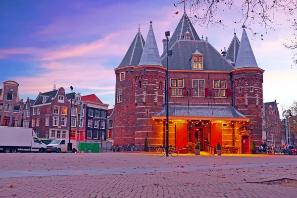 De Waag gebouw in Amsterdam Nederland in de schemering — Stockfoto