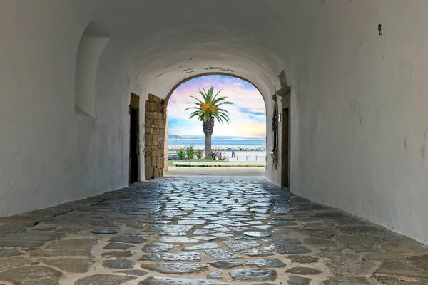 Spaziergang durch einen mittelalterlichen Eingang zum Ozean in lagos portugal — Stockfoto