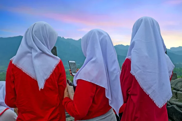 Ιάβα, Ινδονησία - 16 Δεκεμβρίου 2016: Θρησκευτικές γυναίκες επισκέπτονται Pr — Φωτογραφία Αρχείου