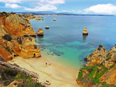 Portekiz 'deki Praia de Camillo' da doğal kayalar.