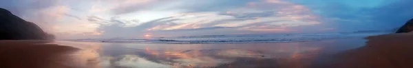 Panorama depuis un magnifique coucher de soleil sur une plage isolée sur le westco — Photo