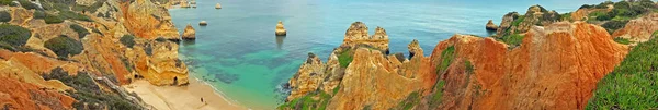 Rochas naturais na Praia De Camillo em Lagos Portugal — Fotografia de Stock