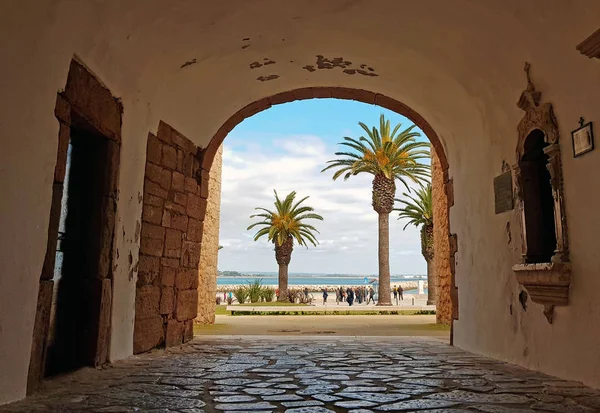 Walk through a medieval entrance to the ocean in Lagos Portugal — Stock Photo, Image