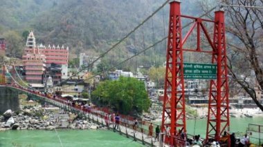 Laxmanjuhla, Hindistan - 18 Nisan 2017: Laxmanjhula Hindistan'da yaya köprüsü