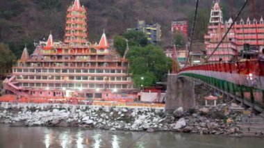 Gün batımında Laxmanjhula Hindistan'da Tapınağı.