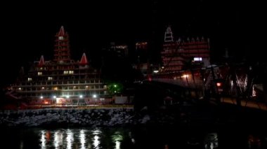Gece sahne Laxmanjhula Hindistan köprüsünde