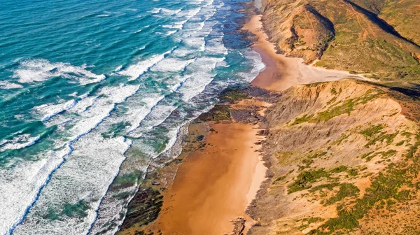 Anténa z vln oceánu udeří pobřeží westcoast v — Stock fotografie