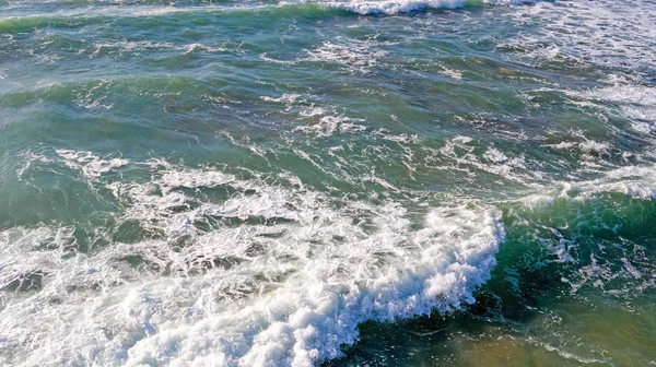 Anténa z vln oceánu udeří pobřeží westcoast v — Stock fotografie