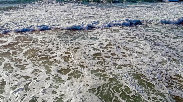 Las olas del océano golpean la orilla desde la costa oeste de Portugal —  Fotos de Stock