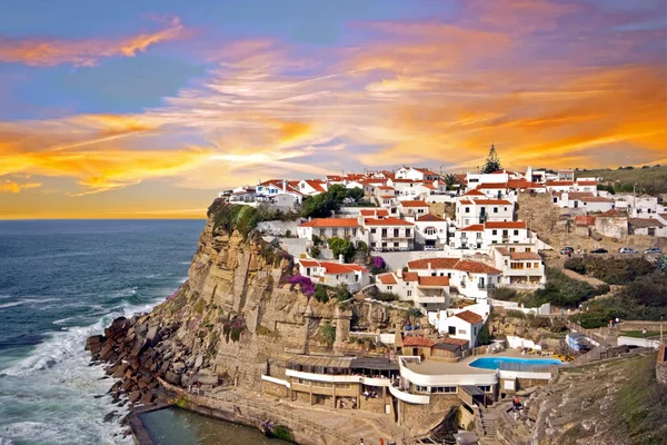 Okyanusa bakan sarp bir kayalığın üzerinde geleneksel Portekiz Köyü — Stok fotoğraf