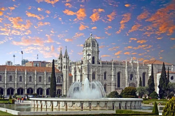 Gün batımında Jeronimos monastery Lizbon Portekiz görüntüleyin