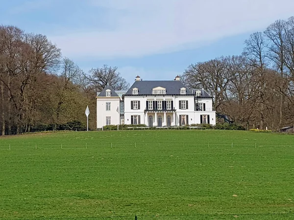 Casa de campo medieval en el campo de los Países Bajos — Foto de Stock