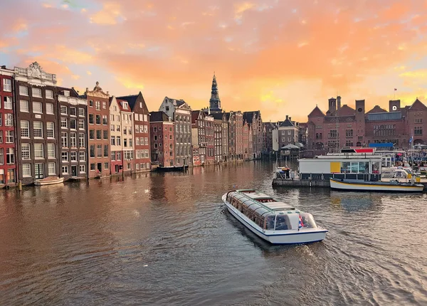 Ville pittoresque de la ville Amsterdam aux Pays-Bas au coucher du soleil — Photo