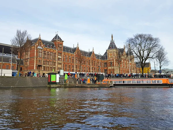 Merkez Istasyonu ile Amsterdam şehir manzaralı şehir — Stok fotoğraf