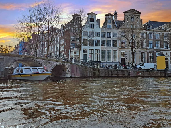 Stadtbild von der Stadt Amsterdam in den Niederlanden bei Sonnenuntergang — Stockfoto
