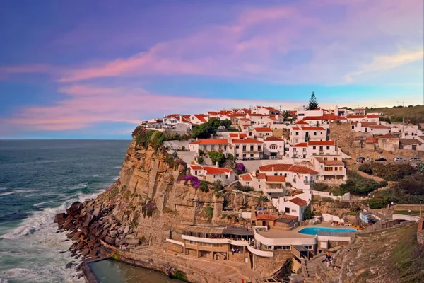 หมู่บ้านโปรตุเกสแบบดั้งเดิมบนหน้าผาที่มองเห็นมหาสมุทร — ภาพถ่ายสต็อก