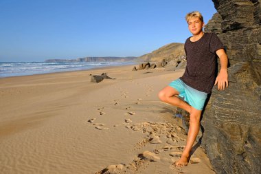  Genç adam sahilde eğleniyor.