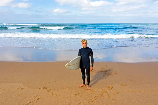 Atlantik okyanusunda sörf yapmaya hazır genç bir sörfçünün havası. — Stok fotoğraf