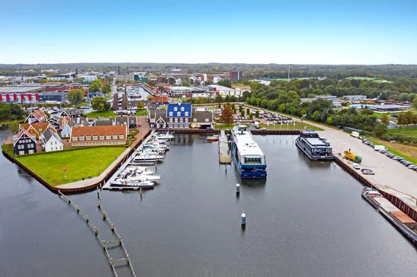 Flyg från staden och hamnen från Huizen i Nederländerna — Stockfoto