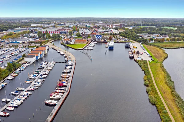 Antenni kaupungista ja satama Huizen Alankomaissa — kuvapankkivalokuva
