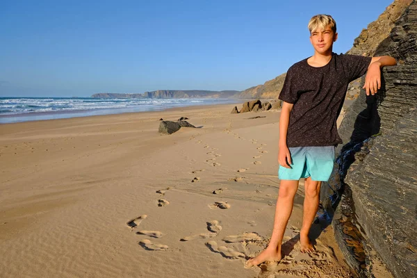 Jongeman vermaakt zich op het strand — Stockfoto