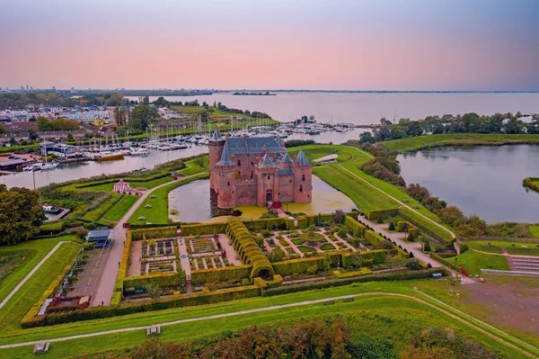 Luchtfoto van middeleeuws kasteel 'Muiderslot' op het platteland van — Stockfoto