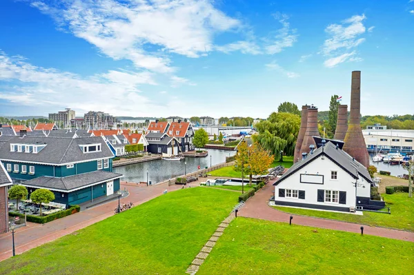 Vue aérienne de la briqueterie traditionnelle et des maisons à Huizen le N — Photo