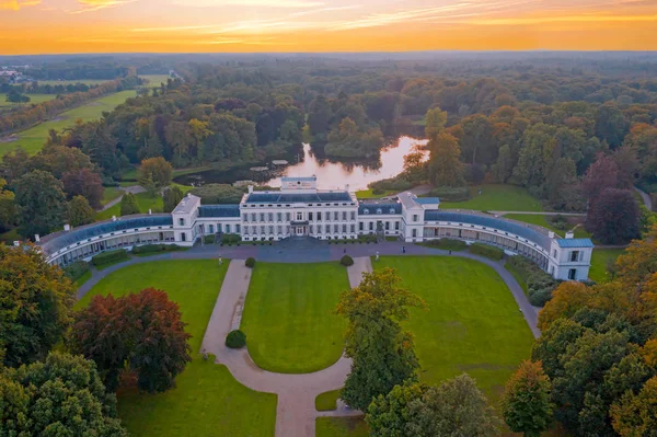 Aéreo do palácio Soestdijk nos Países Baixos ao pôr-do-sol — Fotografia de Stock