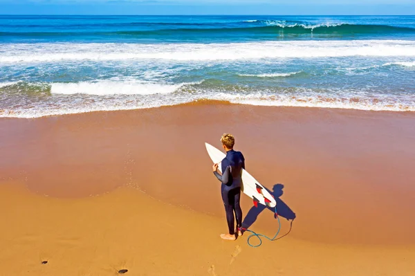 Zdjęcie młodego surfera gotowego do surfowania na oceanie atlantyckim — Zdjęcie stockowe