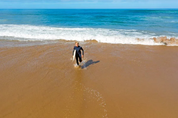 Antenne eines jungen Surfers, der bereit ist, auf dem Atlantik zu surfen — Stockfoto