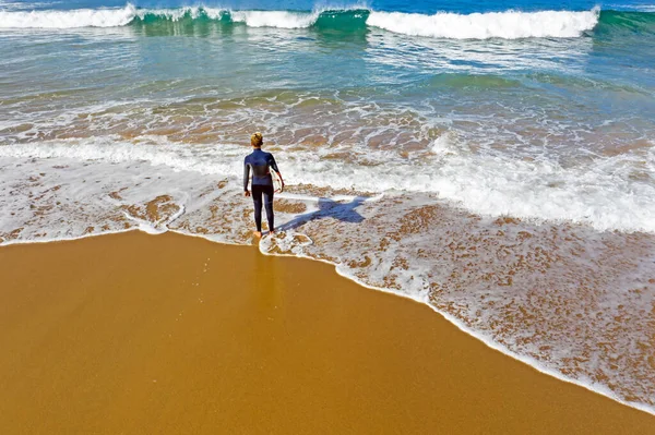 Aérea de un joven surfista listo para surfear en el océano atlántico —  Fotos de Stock